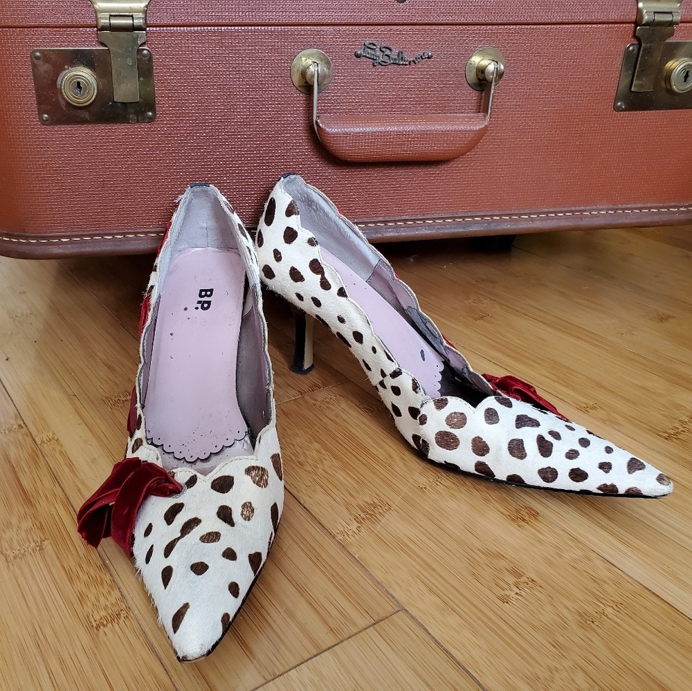 Polka-dot ponyhair heels with velvet bow. - Picture 2 of 4
